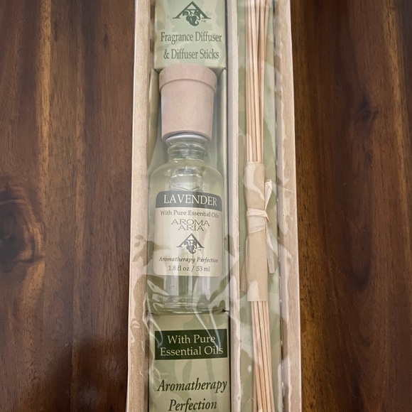 REED DIFFUSER- Lavender Oil. Includes 1.8 oz. glass vessel with 5 natural reeds. - Picture 6 of 6